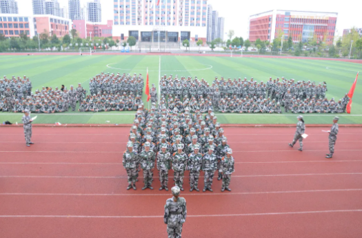 軍訓(xùn)考核展鐵骨錚錚風(fēng)采 錘煉意志筑技能報(bào)國(guó)夢(mèng)想